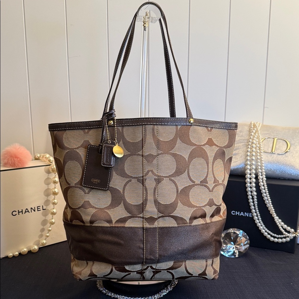 EUC 🔥🔥Low Start🔥🔥Coach Vintage Signature Stripe Tan and Brown Tote D06K-10125